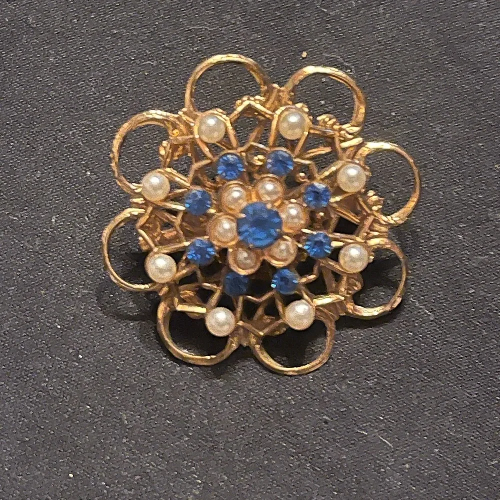 Vintage Coro Gold Tone Blue and Clear Rhinestone Starburst Brooch faux pearls
